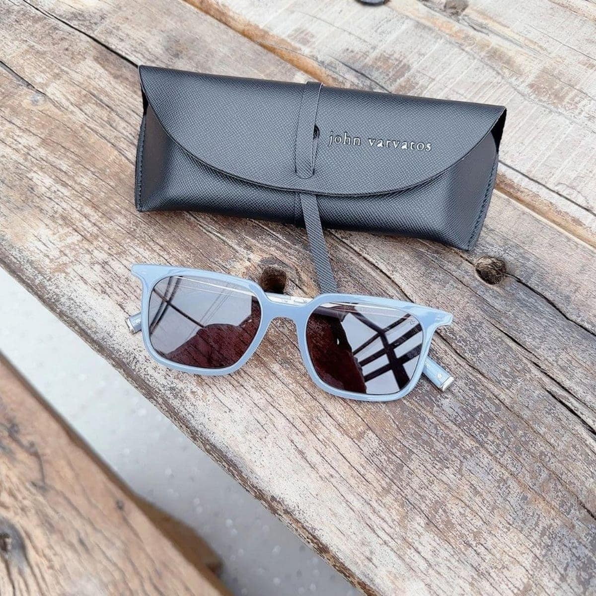 Form Kính Vuông John Varvatos V521 Cận cảnh thiết kế kính vuông John Varvatos V521