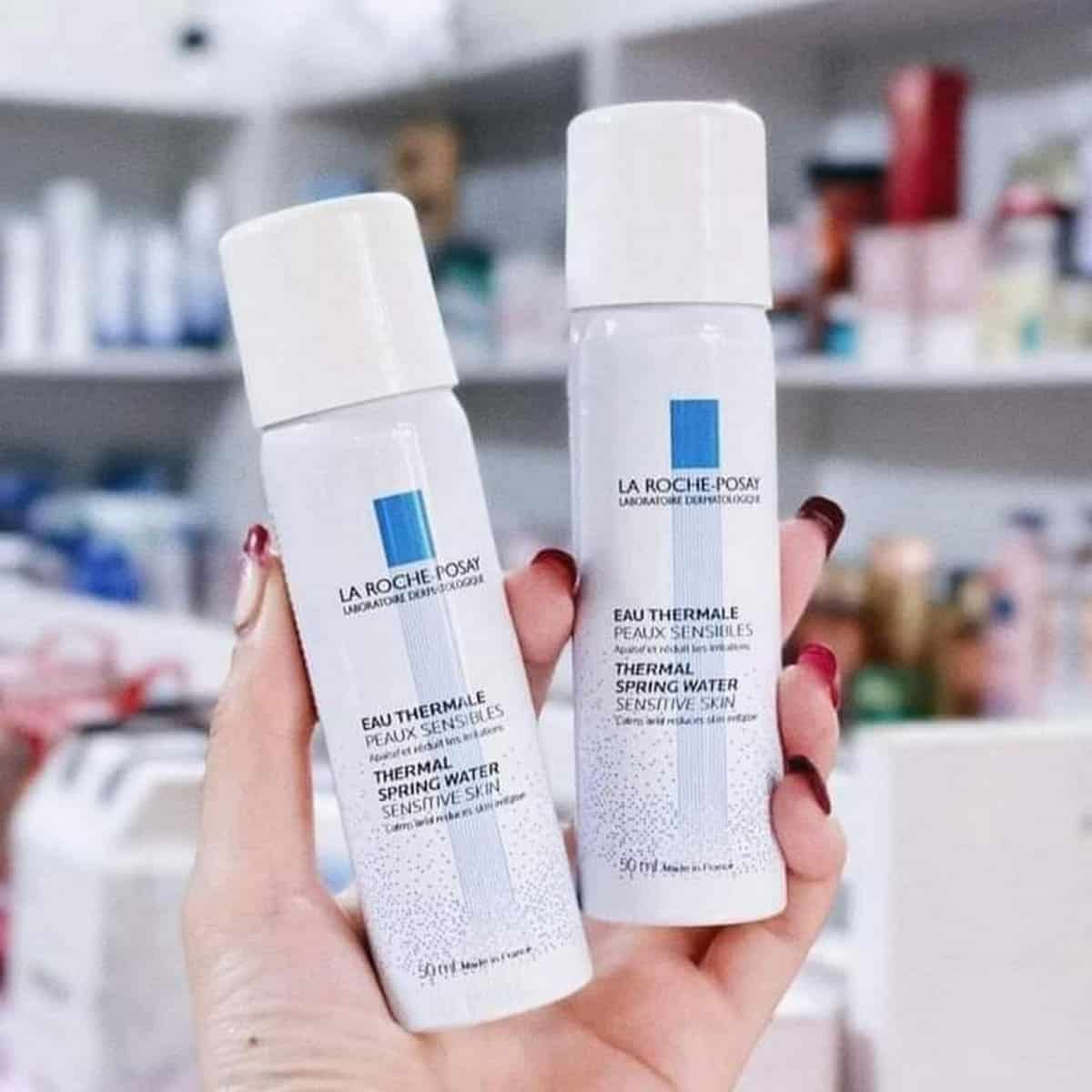 Chai Xịt Khoáng La Roche-Posay Mini Chai xịt khoáng La Roche-Posay với nắp đậy màu trắng