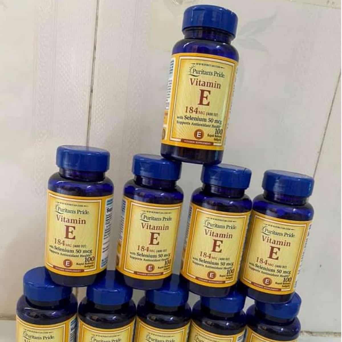 Thông Tin Lọ Vitamin E Puritans Pride Mặt bên lọ Puritans Pride Vitamin E 184mg 400IU hiển thị thông tin sản phẩm