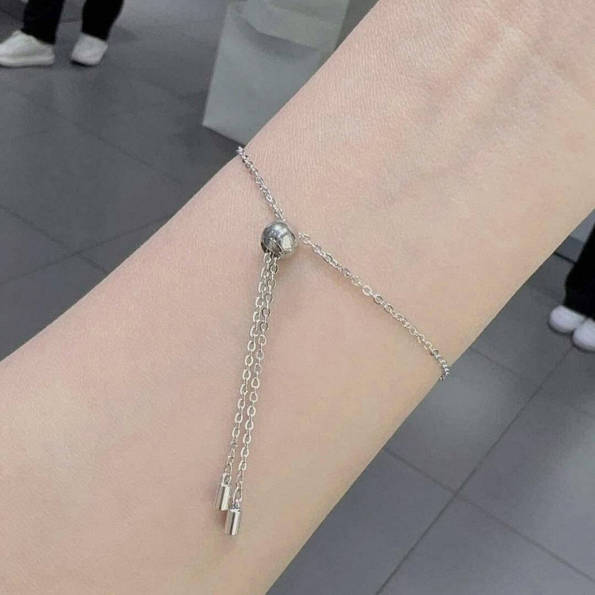 Sắc Bạc Và Pha Lê Swarovski Cận cảnh bộ trang sức Swarovski với sắc bạc và pha lê lấp lánh