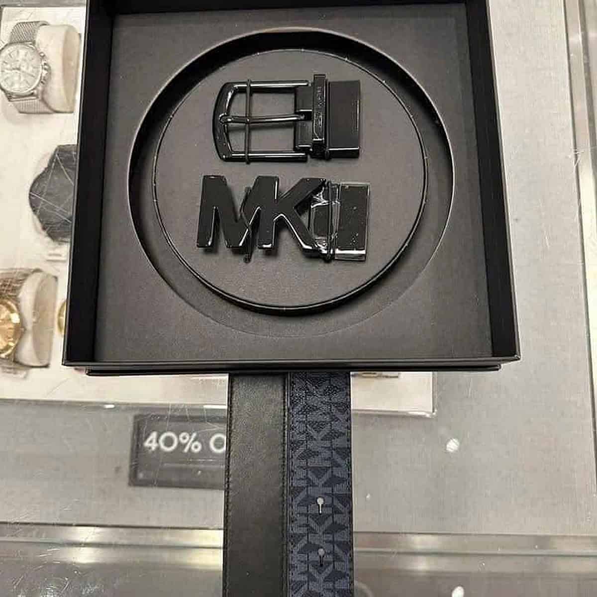 Set Dây Lưng Michael Kors Nam Set dây lưng nam Michael Kors gồm dây đen và hai mặt khóa khác nhau