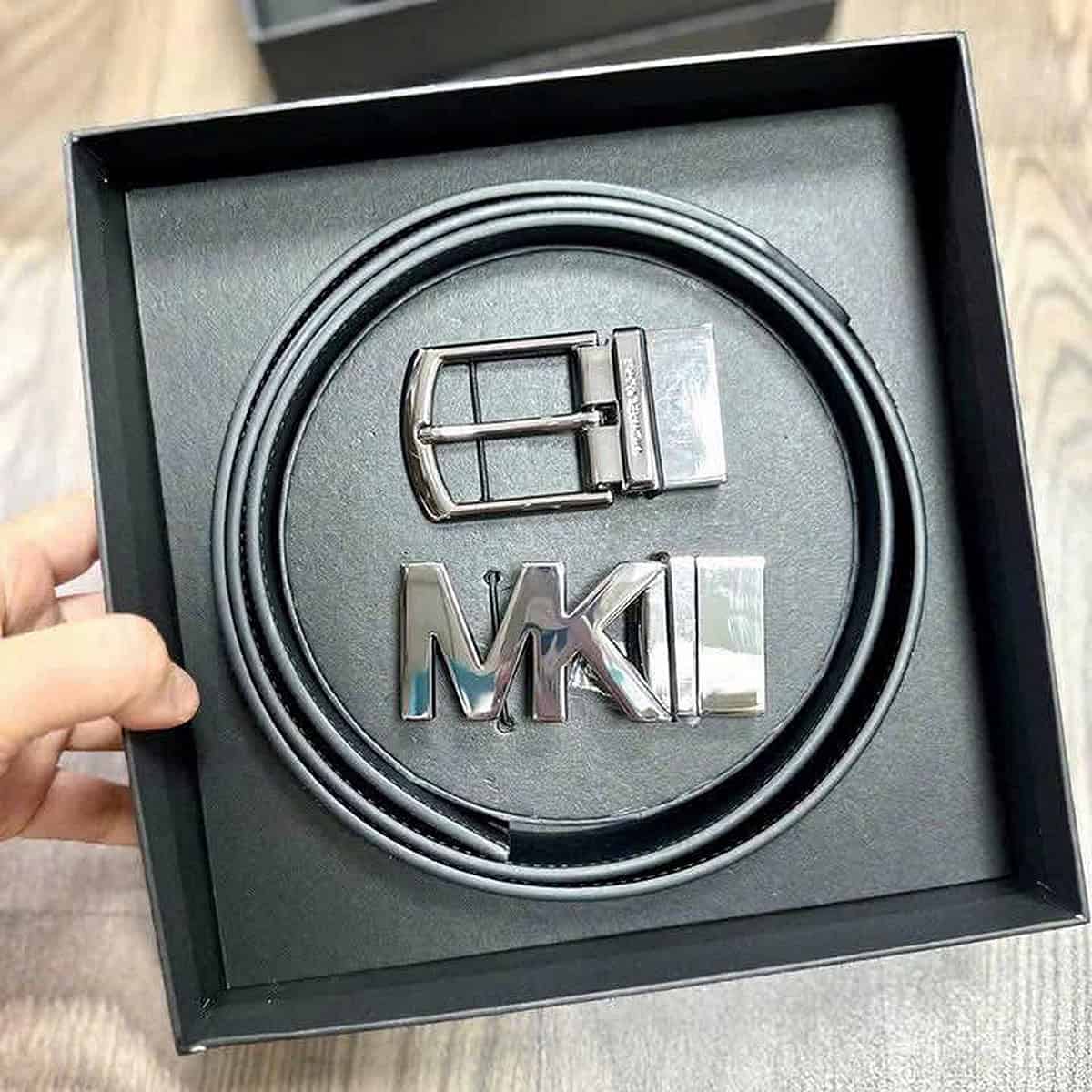Dây Lưng Nam Michael Kors Màu Đen Dây lưng Michael Kors nam màu đen với mặt khóa logo thời trang