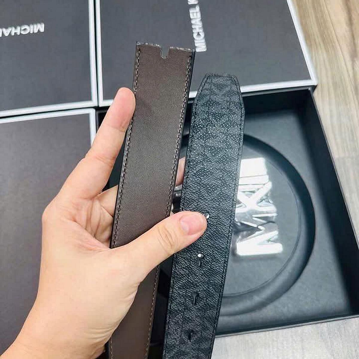 Mặt Khóa Dây Lưng Michael Kors Cận cảnh mặt khóa set dây lưng Michael Kors với logo thương hiệu