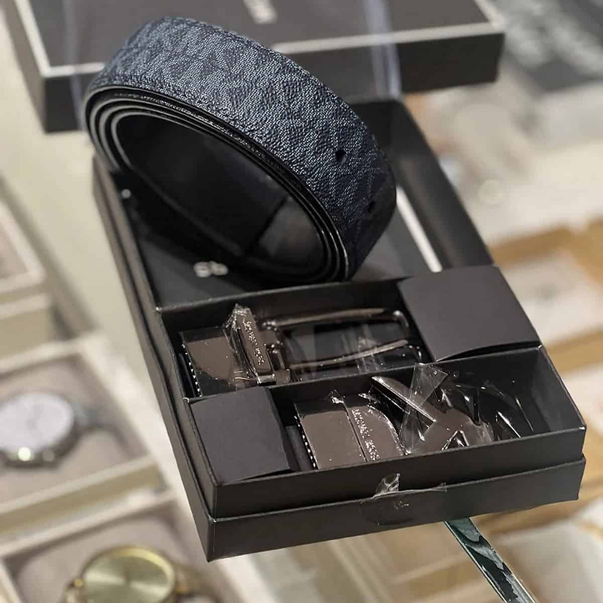Michael Kors Belt Set Nam Cao Cấp Set dây lưng nam Michael Kors cao cấp hoàn thiện với dây đen và mặt khóa logo