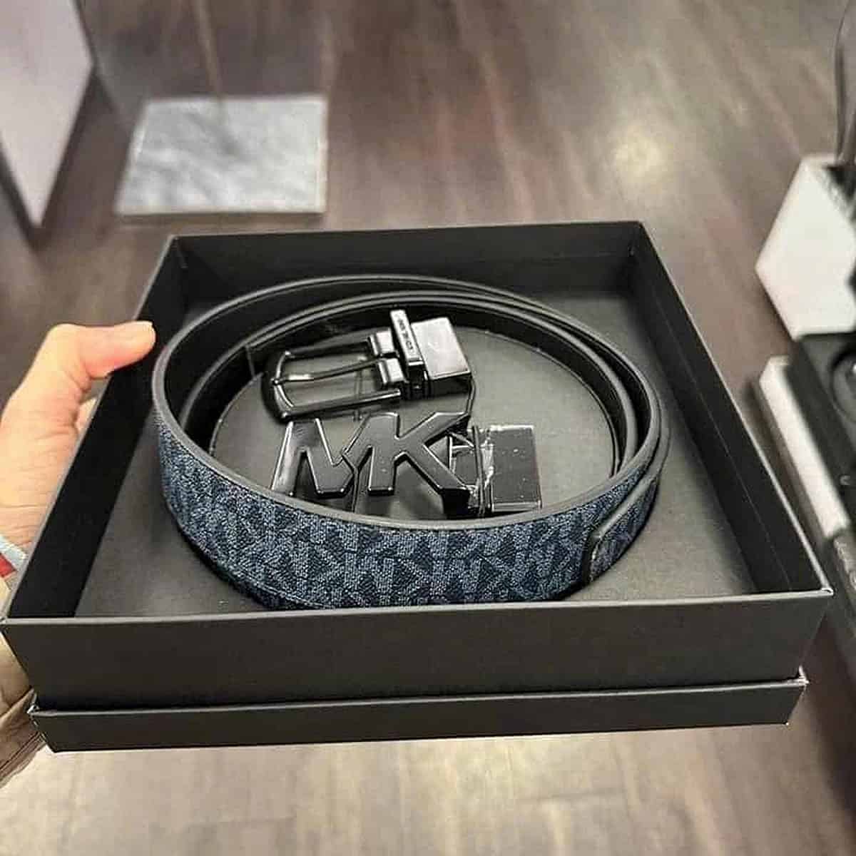 Set Dây Lưng Nam Michael Kors Cao Cấp - 2 Mặt Khóa + 1 Dây Lưng 2 Mặt, Tùy Biến Phong Cách Cực Chất 8 Set Dây Lưng Nam Michael Kors Cao Cấp - 2 Mặt Khóa + 1 Dây Lưng 2 Mặt, Tùy Biến Phong Cách Cực Chất - Ảnh 8