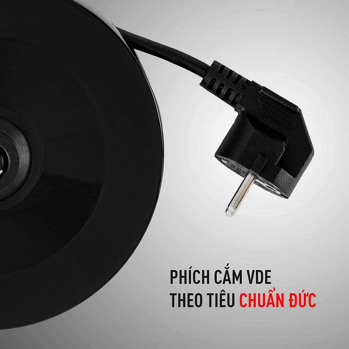 Ấm Gköch Hb-K068D Phong Cách Âu Ấm siêu tốc GKÖCH HB-K068D màu đen đặt trong không gian bếp hiện đại