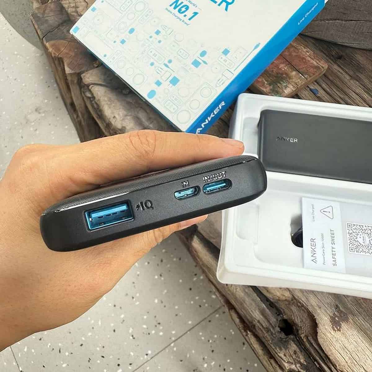 Bộ Anker Powercore Slim 10000 Hoàn Chỉnh Bộ sạc dự phòng Anker PowerCore Slim 10000 màu đen với cáp USB-C gọn nhẹ