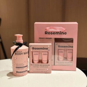 Set sữa tắm Rosemine 500ml kèm 2 kem dưỡng tay 35g và túi quà hồng nữ tính, tiện chăm sóc da - Ảnh 2