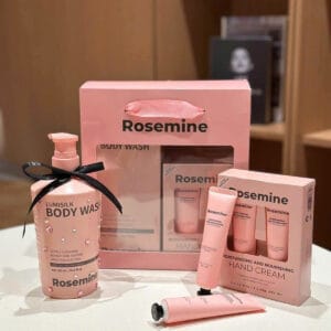 Set sữa tắm Rosemine 500ml kèm 2 kem dưỡng tay 35g và túi quà hồng nữ tính, tiện chăm sóc da - Ảnh 3